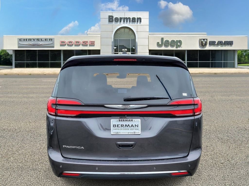 Used 2023 Chrysler Pacifica Touring-L image 7