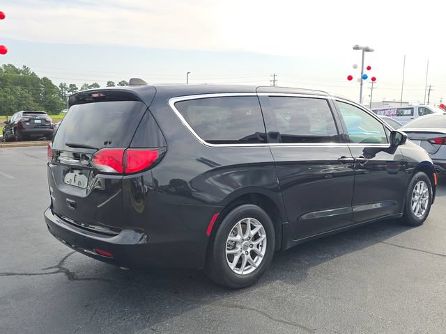 Used 2023 Chrysler Voyager LX FWD image 3