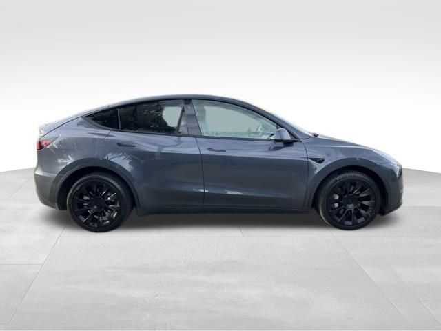 Used 2022 Tesla Model Y Long Range image 9