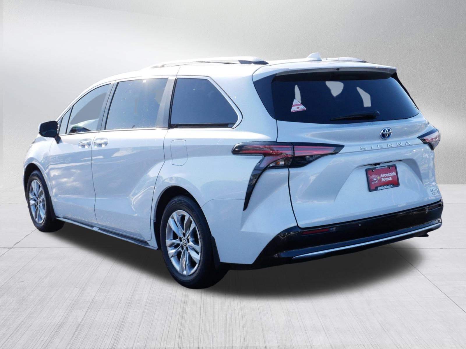 Certified 2024 Toyota Sienna Limited FWD image 5
