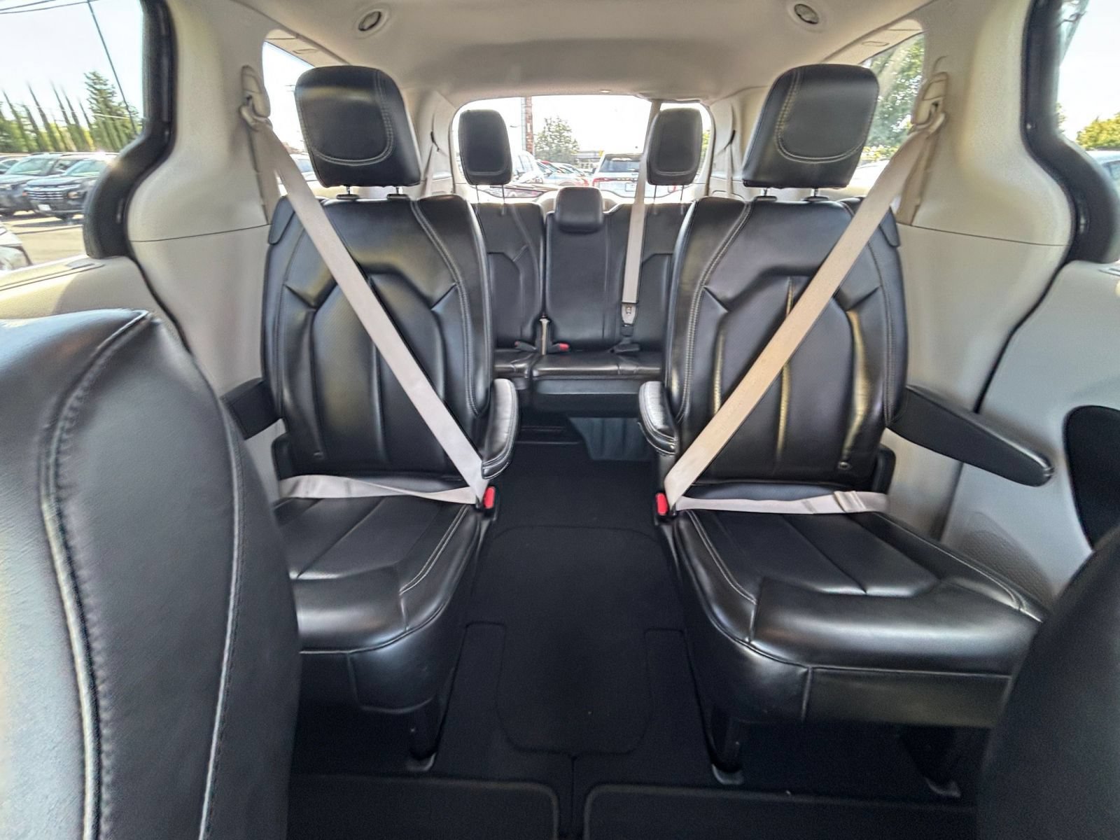 Used 2023 Chrysler Pacifica Touring-L FWD image 40