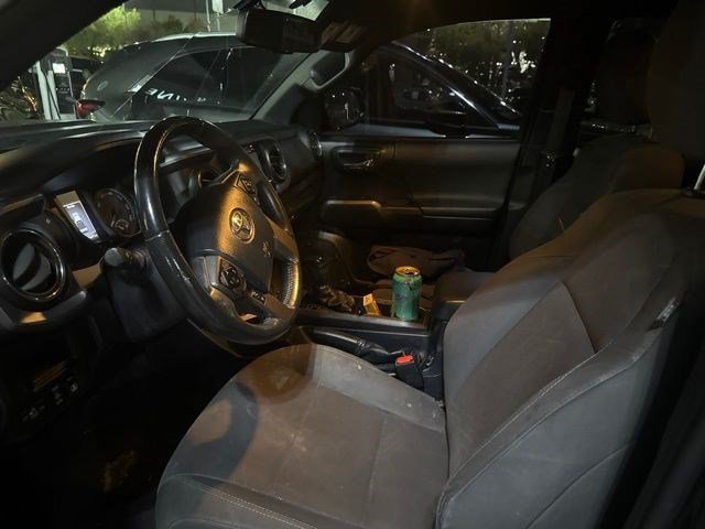 Used 2017 Toyota Tacoma TRD Sport RWD image 2