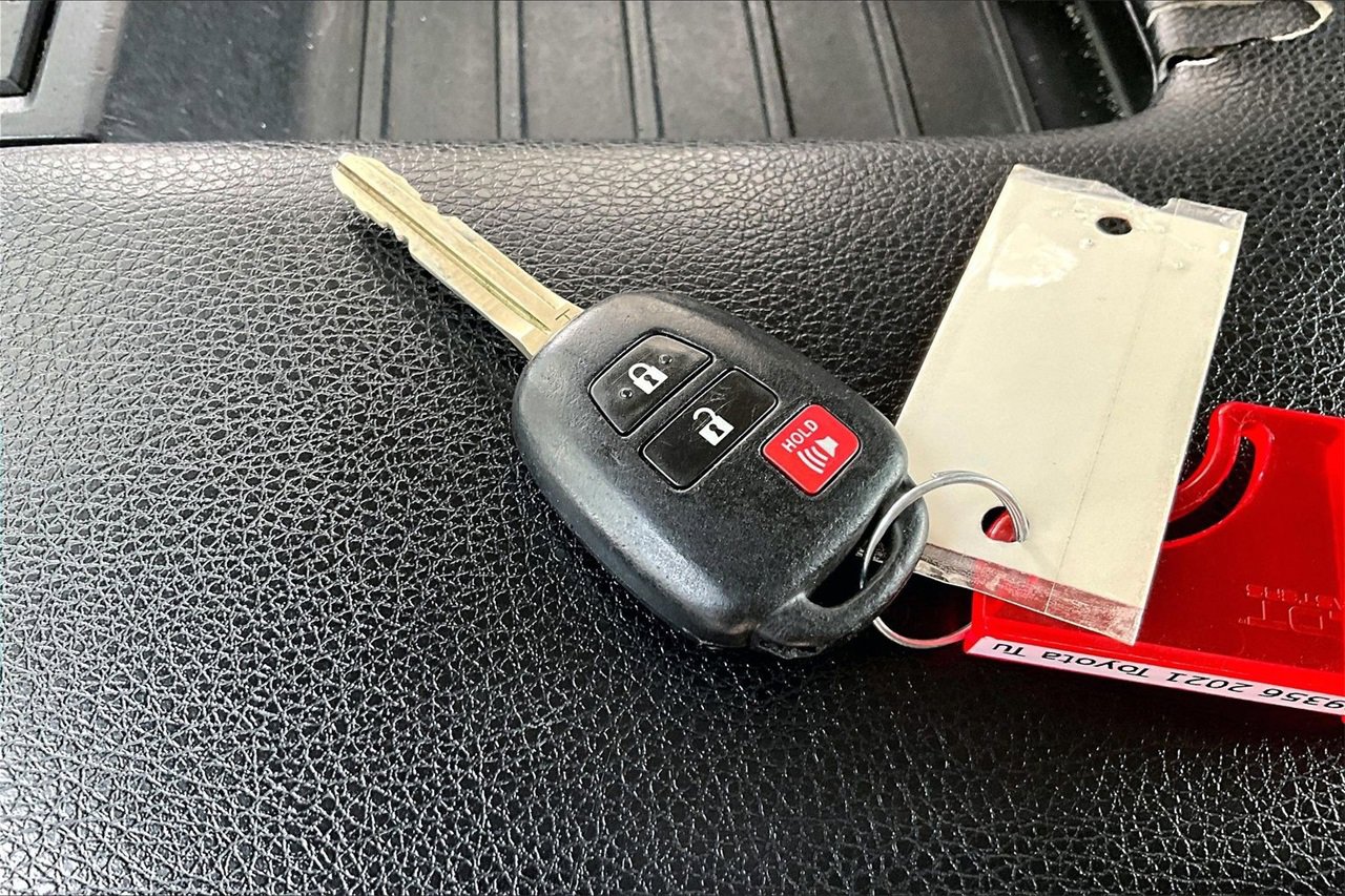 Used 2021 Toyota Tundra SR5 w/ SR5 Leather Package image 31