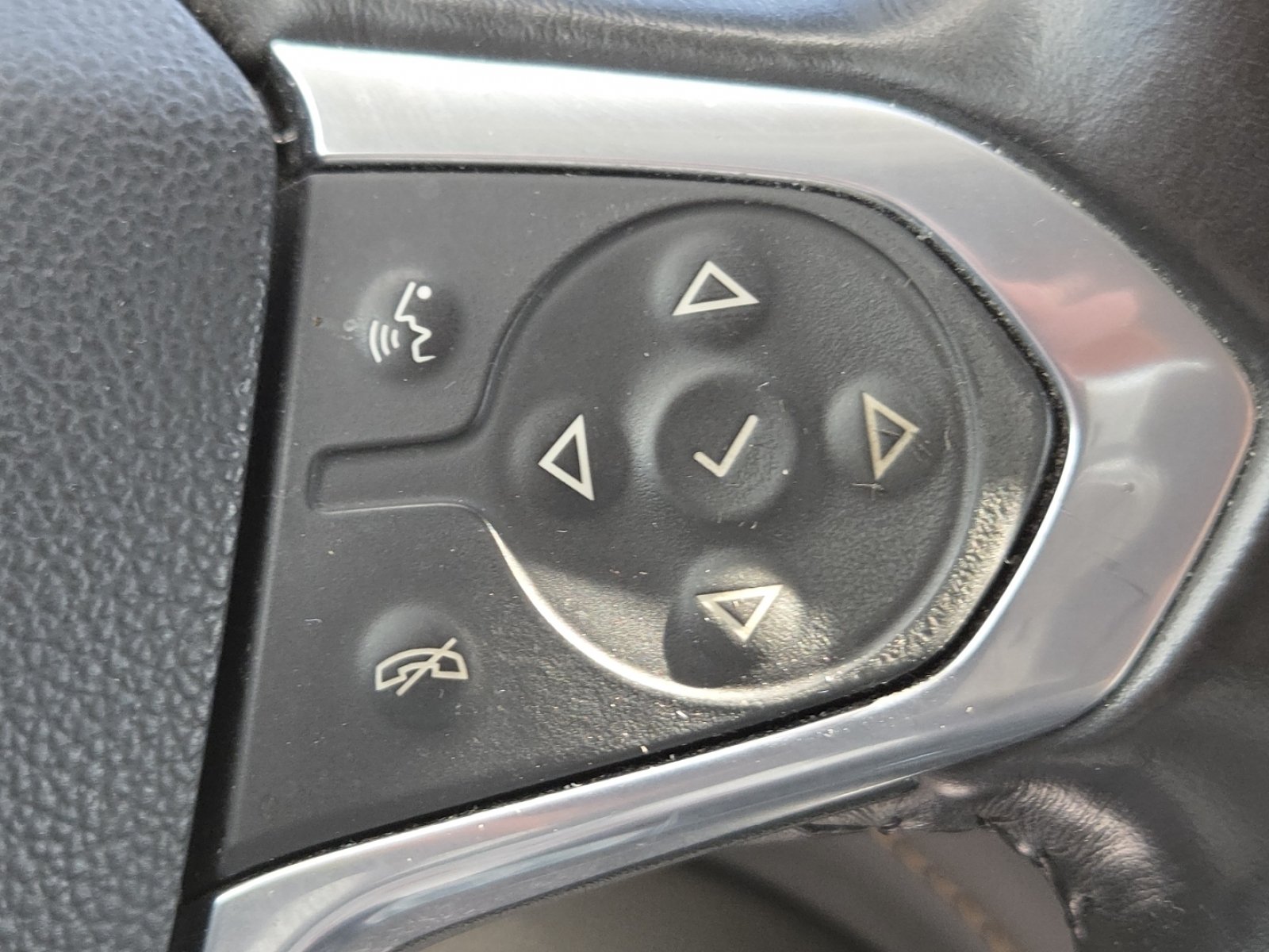 Used 2021 Chevrolet Traverse LT FWD image 8