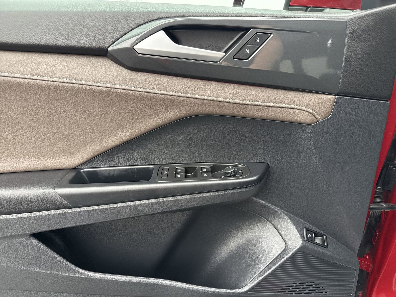 Used 2023 Volkswagen Taos SEL image 16