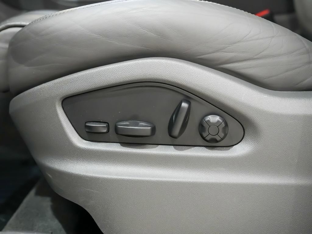 Certified 2023 Porsche Cayenne w/ Premium Package AWD/4WD image 24