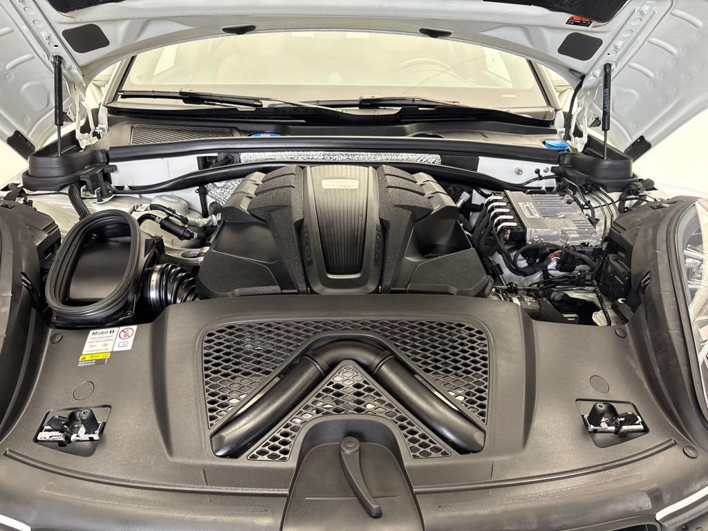 Certified 2023 Porsche Macan S AWD/4WD image 12