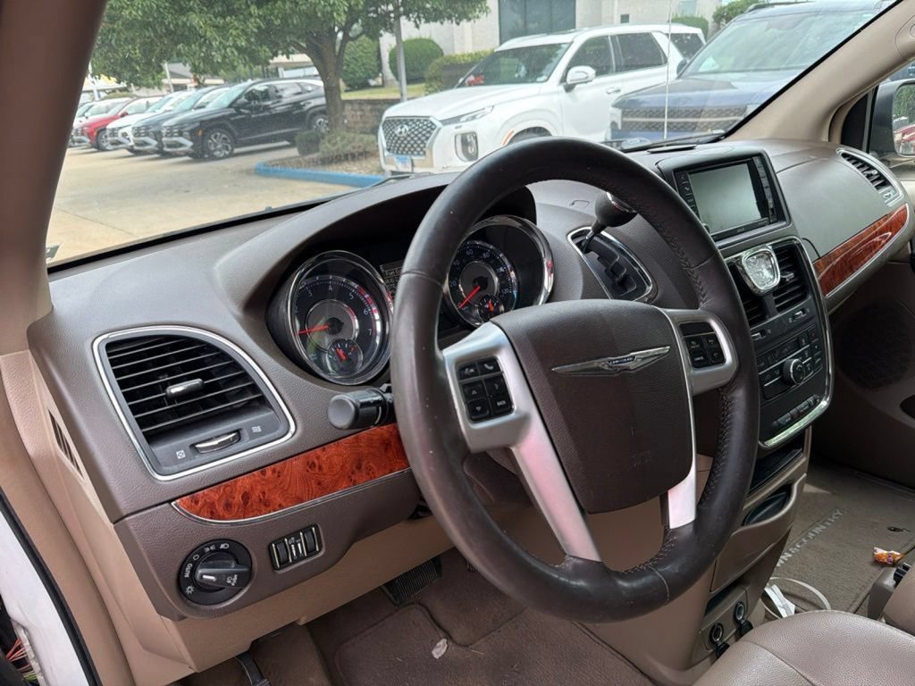 Used 2014 Chrysler Town & Country Touring FWD image 16