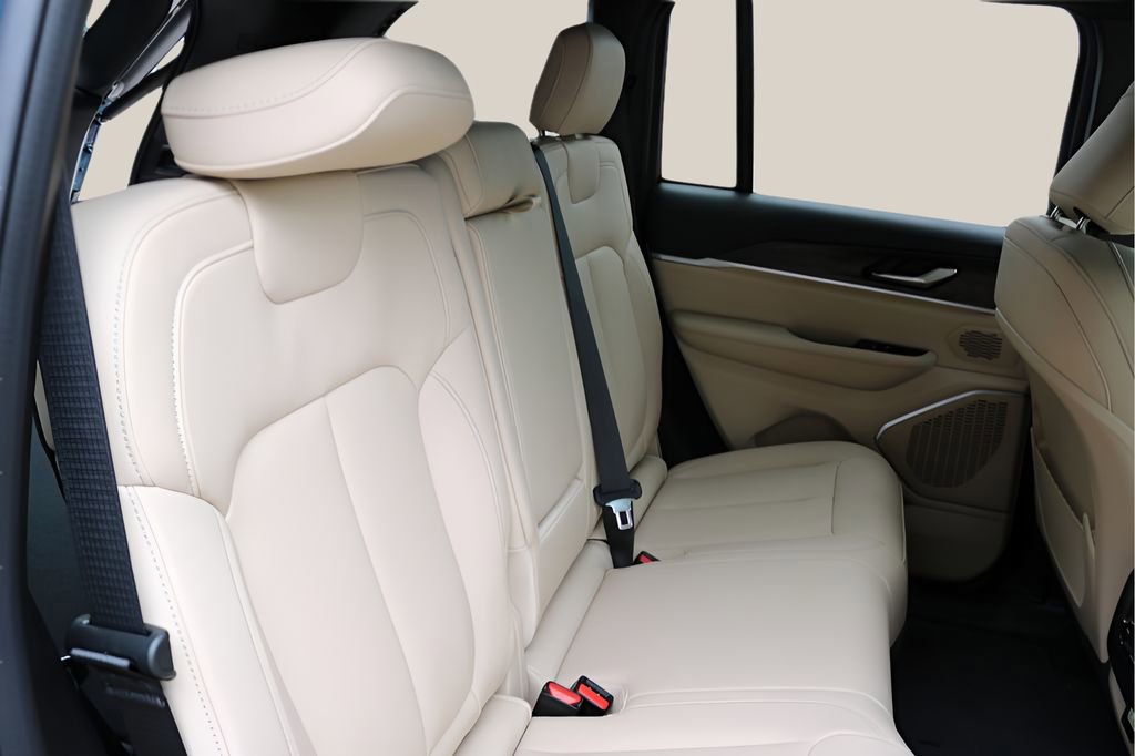 New 2026 Jeep Grand Cherokee Limited RWD image 17