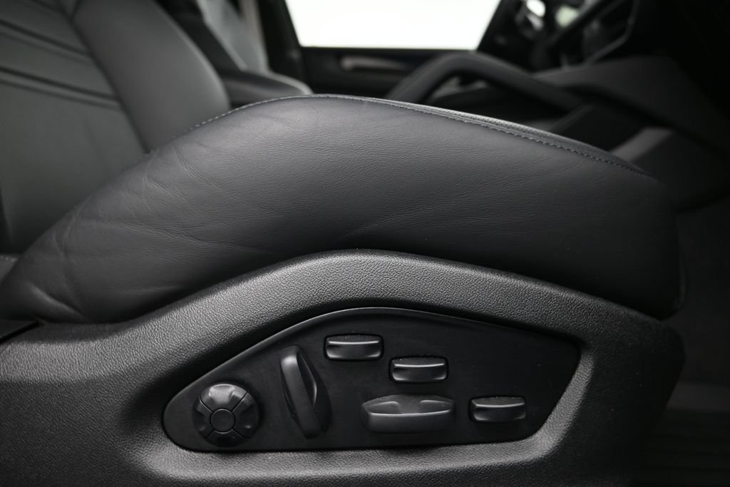 Certified 2025 Porsche Cayenne Turbo GT AWD/4WD image 15