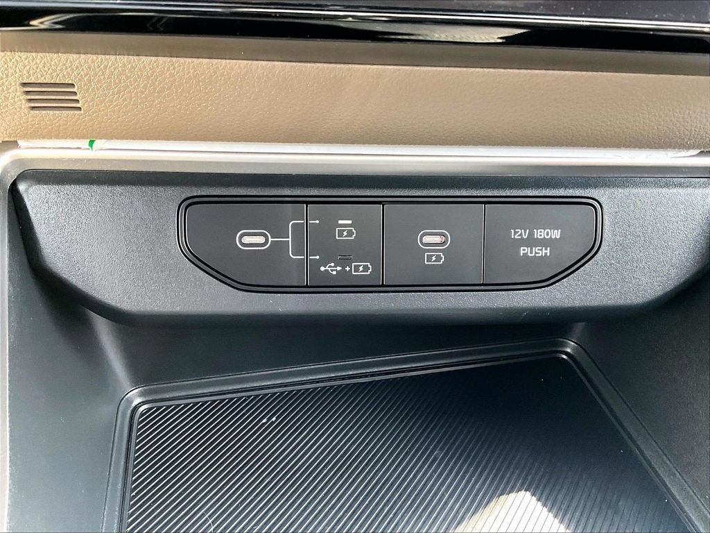 Used 2025 Kia Carnival FWD image 28
