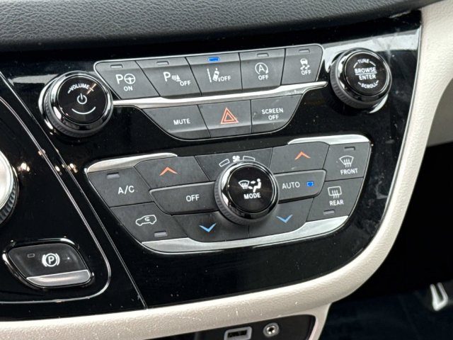 Used 2020 Chrysler Pacifica Touring-L FWD image 22