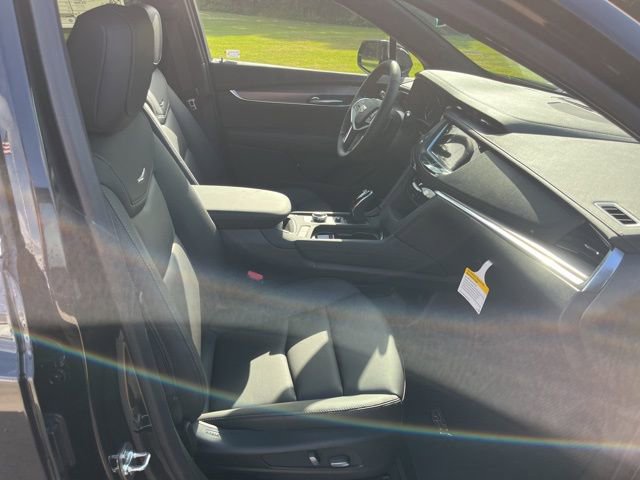 New 2026 Cadillac XT5 Luxury w/ LPO, ONYX Package image 33