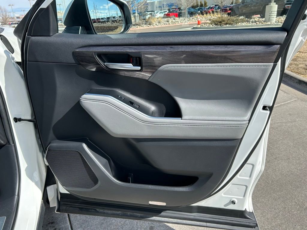 Used 2021 Toyota Highlander Limited image 29