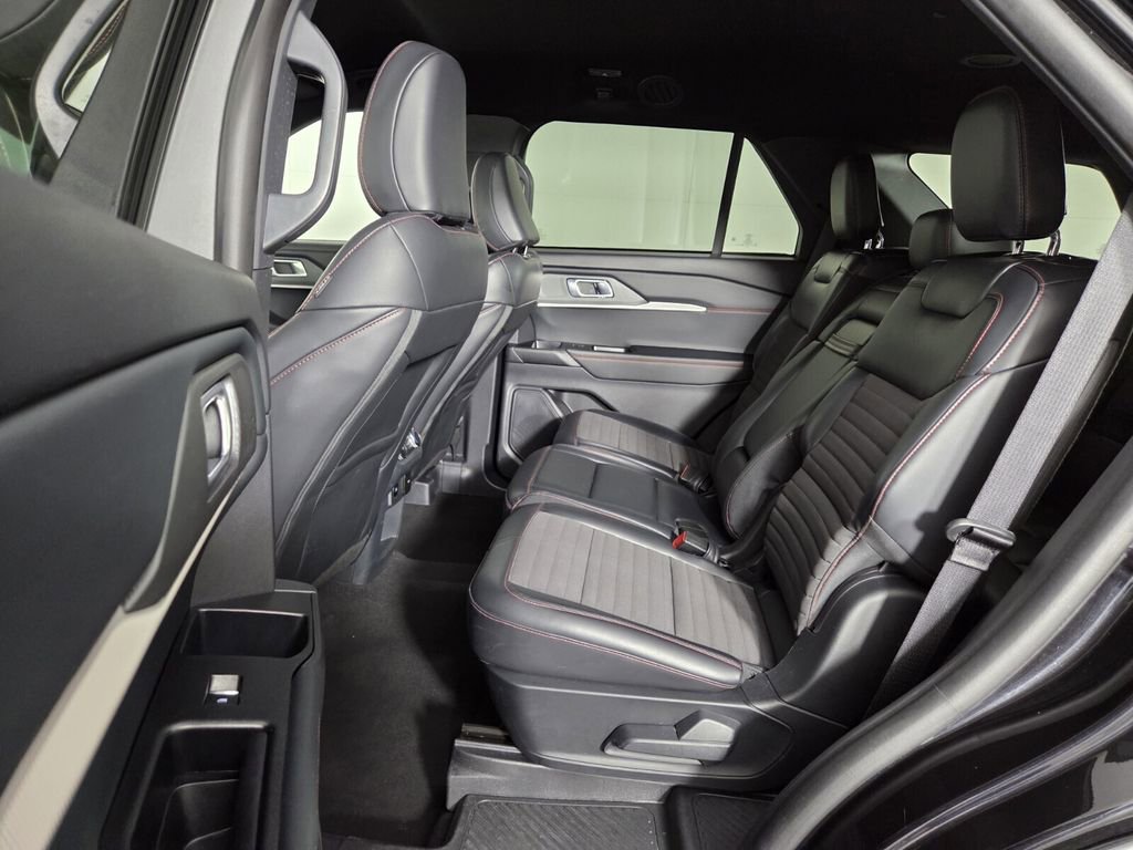 Used 2025 Ford Explorer ST-Line w/ ST-Line Street Pack AWD/4WD image 28