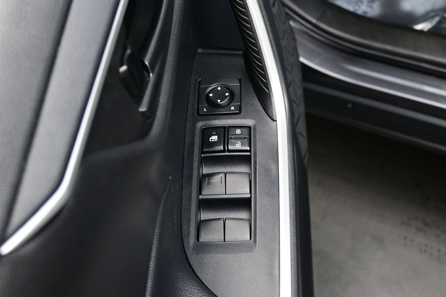 Used 2022 Toyota RAV4 LE AWD/4WD image 10
