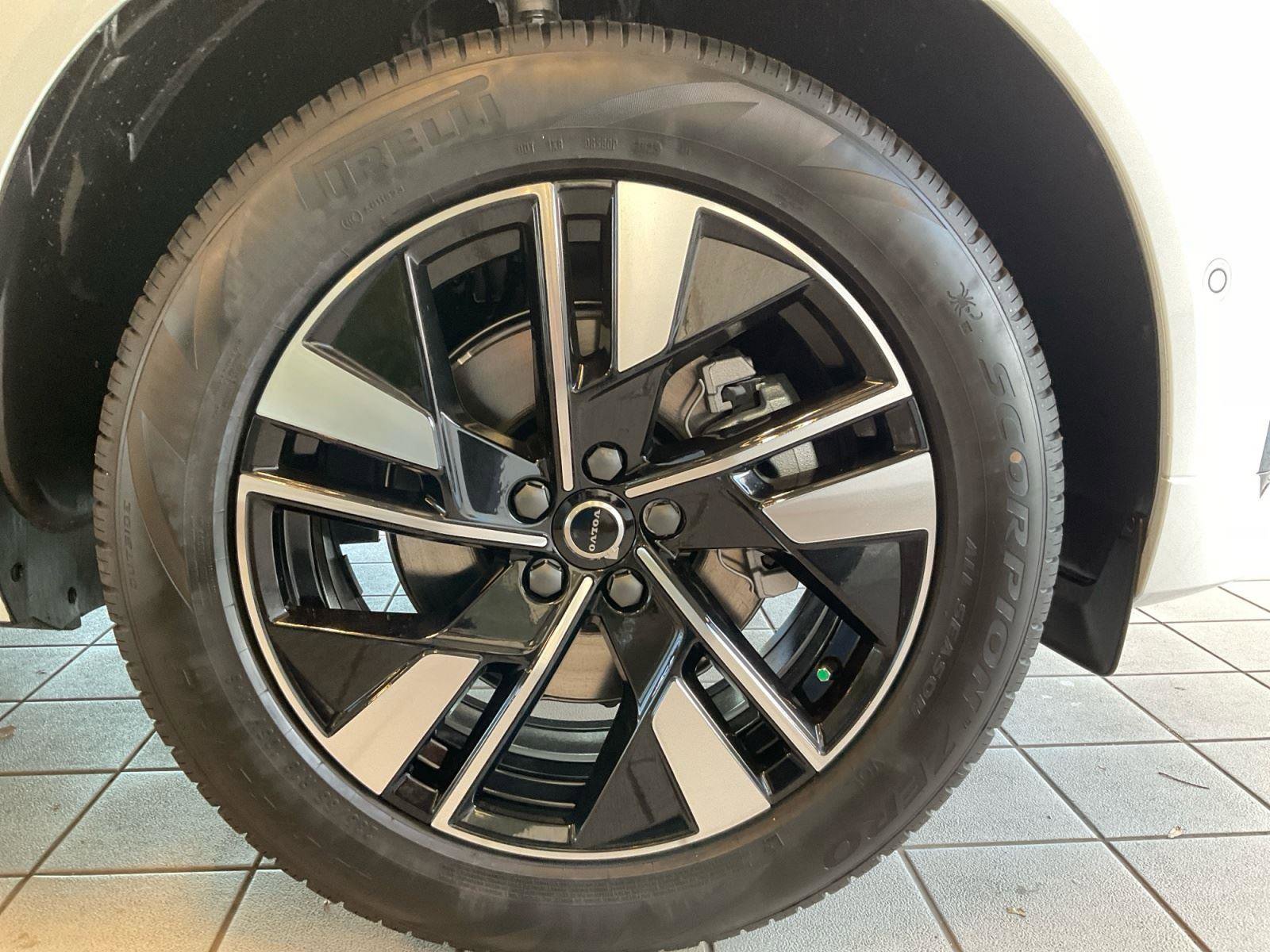 New 2026 Volvo XC60 B5 Plus w/ Protection Package Premier AWD/4WD image 16