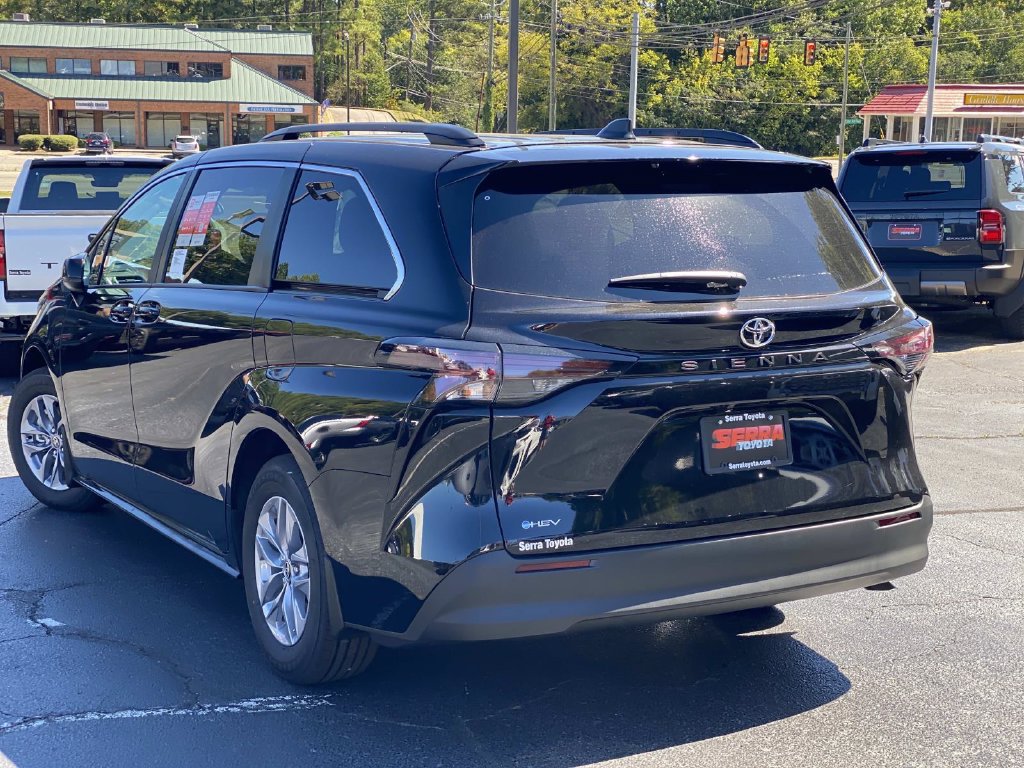 New 2026 Toyota Sienna LE FWD image 5