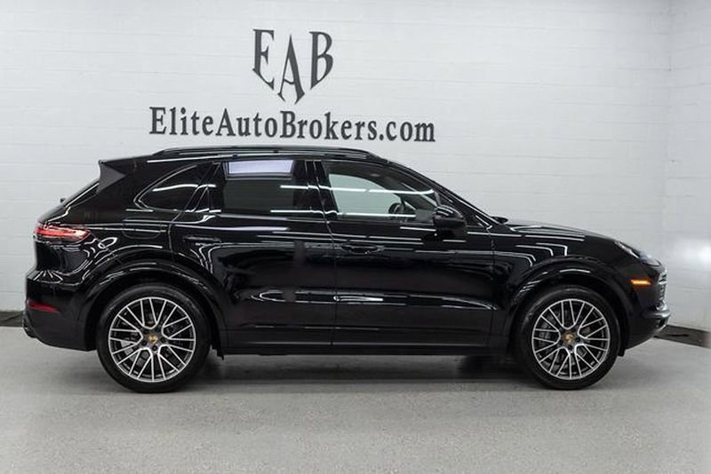 Used 2023 Porsche Cayenne Platinum Edition image 5