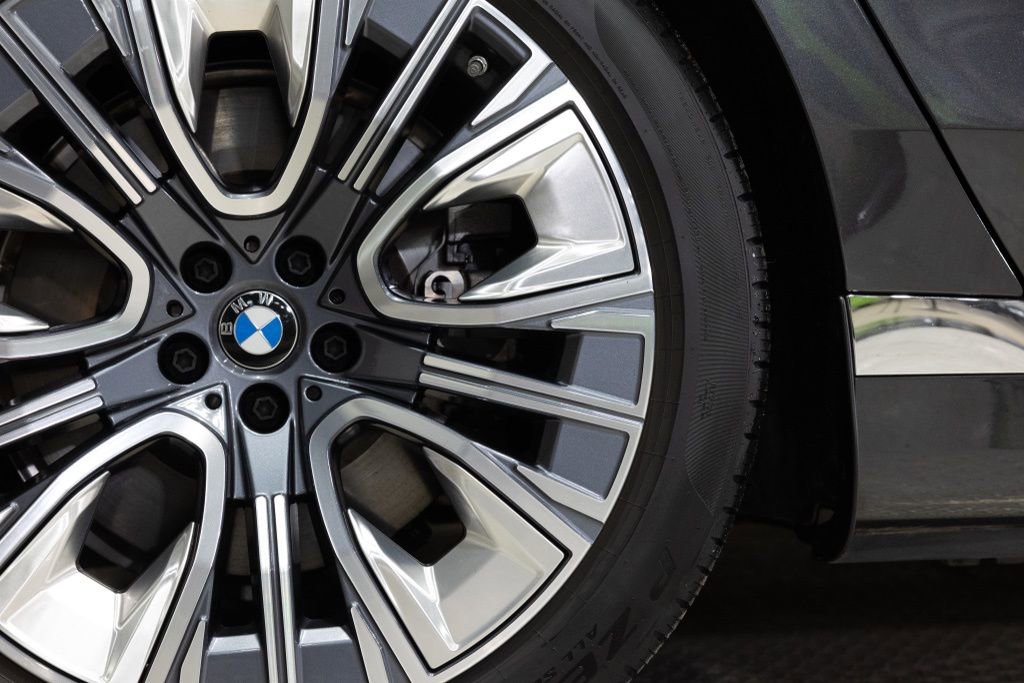 Used 2025 BMW i7 xDrive60 image 24