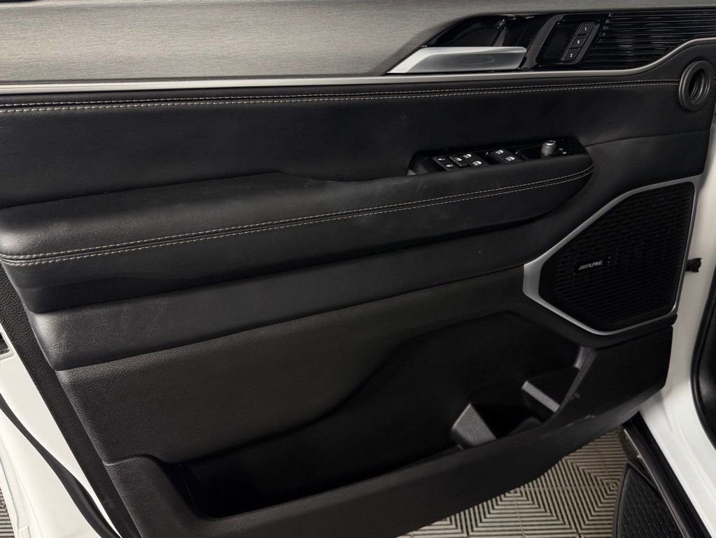 Certified 2025 Jeep Wagoneer L 4WD image 26