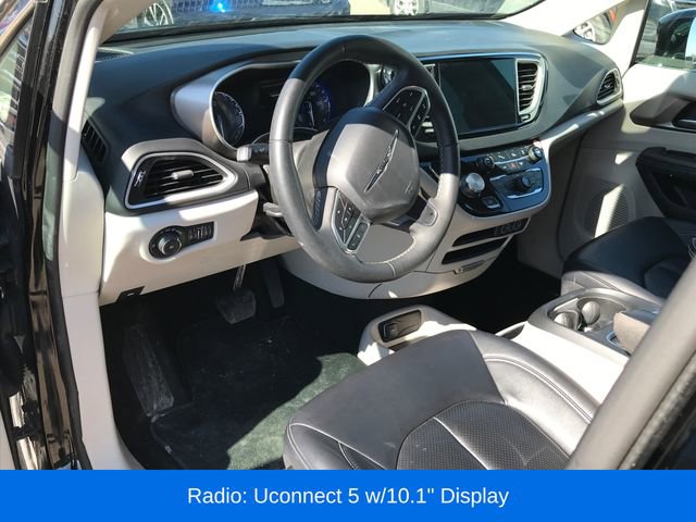 Used 2024 Chrysler Pacifica Touring-L image 3