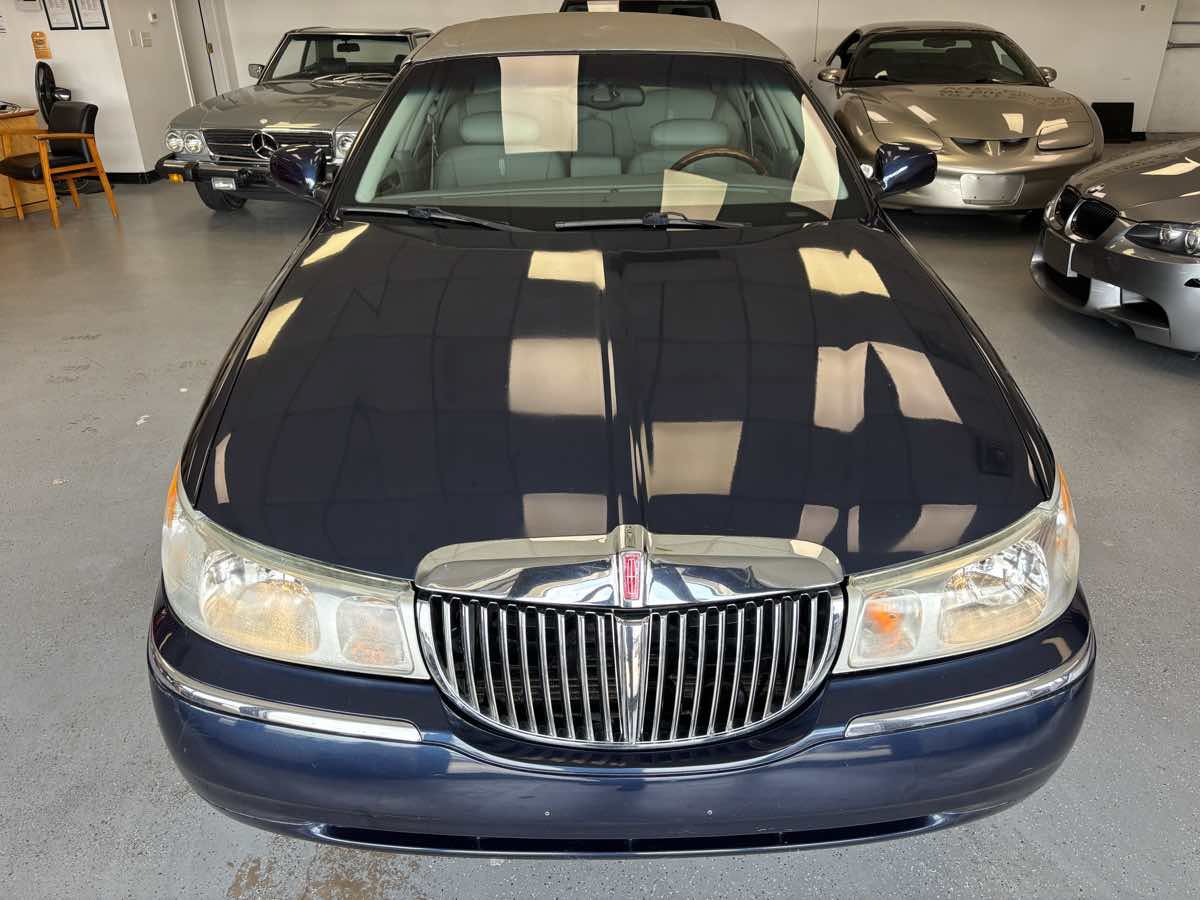 Used 2001 Lincoln Town Car Signature RWD image 7