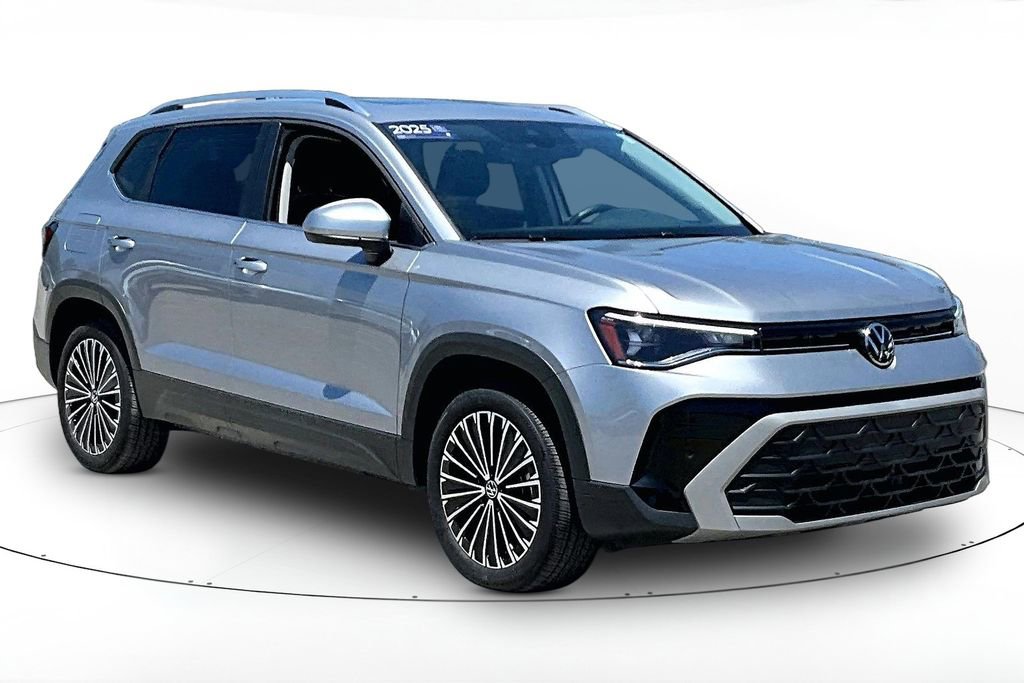 Used 2025 Volkswagen Taos SE w/ Panoramic Sunroof Package