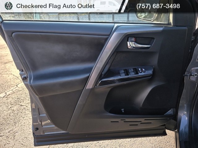 Used 2018 Toyota RAV4 SE image 21