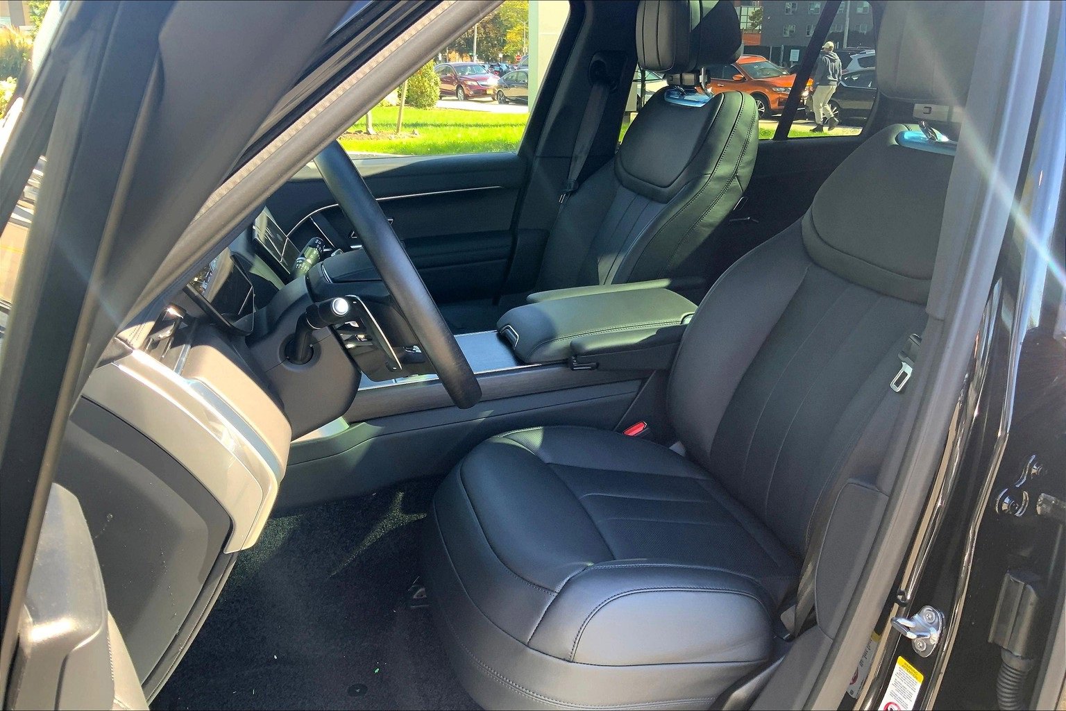 New 2025 Land Rover Range Rover SE image 9