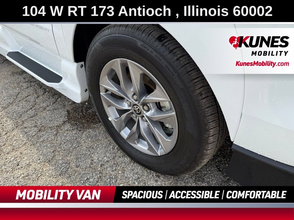 Used 2025 Toyota Sienna LE image 12