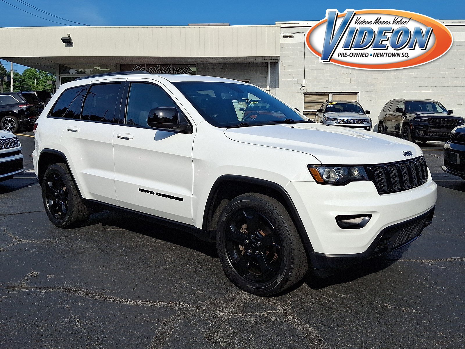 Certified 2019 Jeep Grand Cherokee Laredo AWD/4WD image 1
