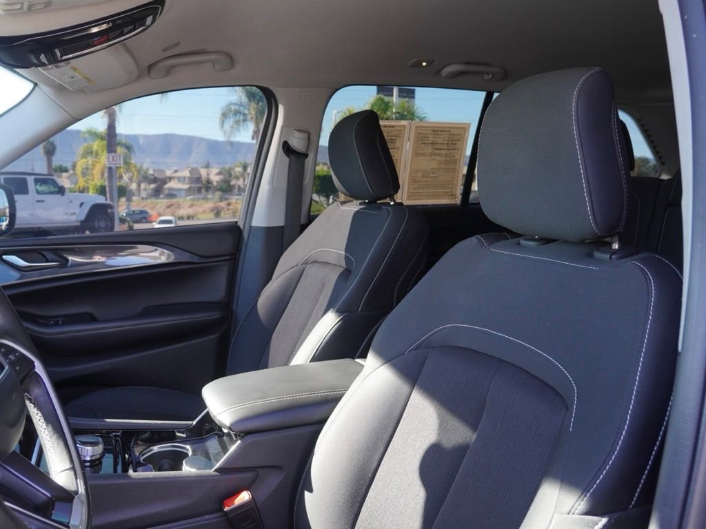 Used 2022 Jeep Grand Cherokee Laredo w/ Luxury Tech Group I image 21