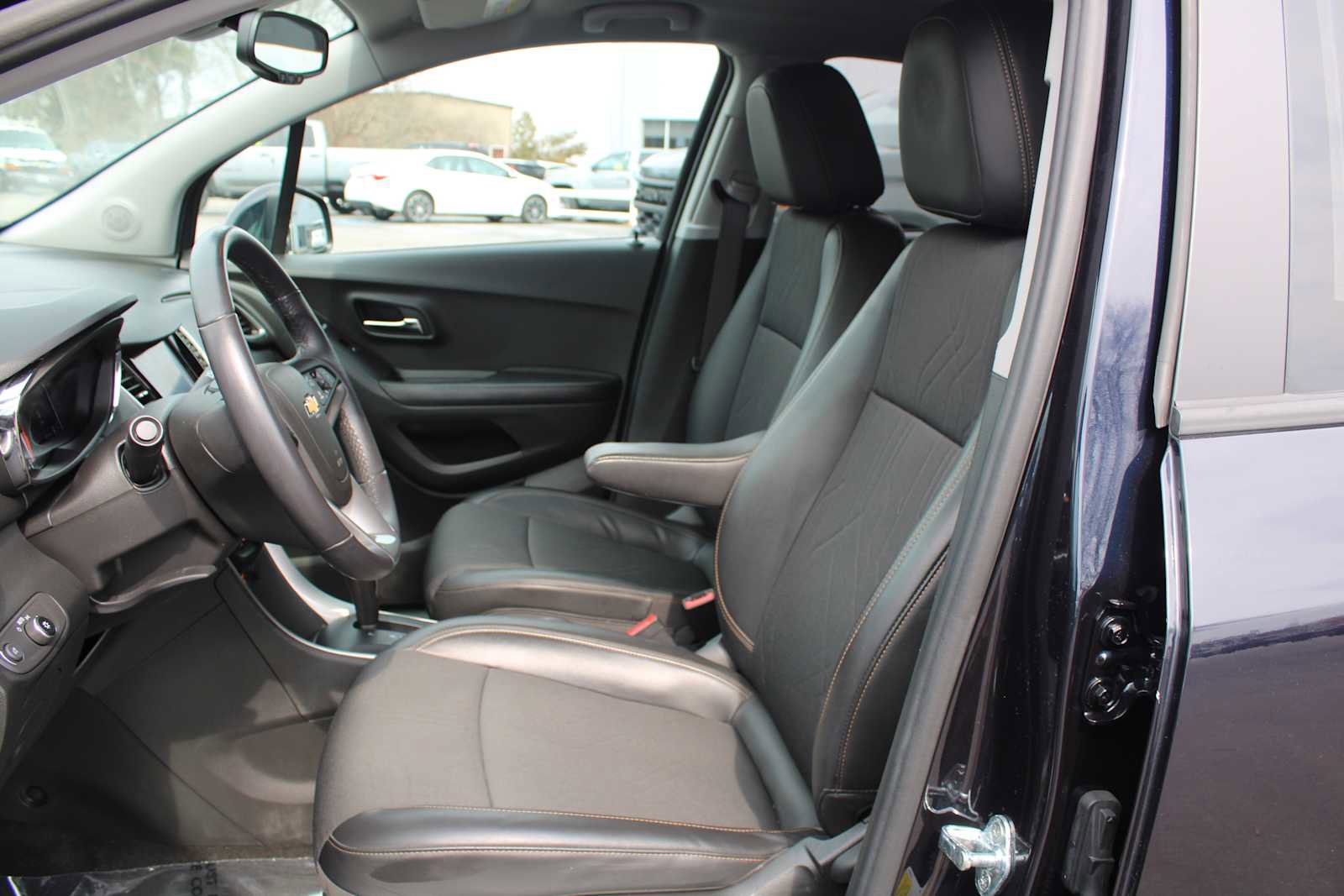 Used 2022 Chevrolet Trax LT w/ LT Convenience Package image 9