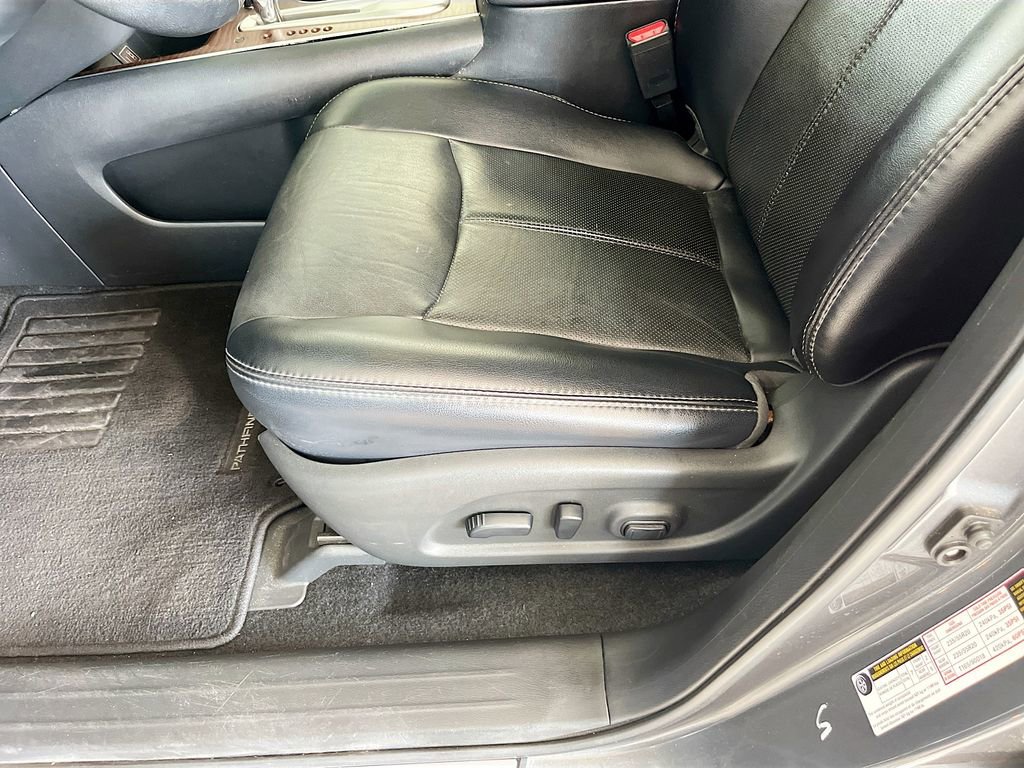 Used 2019 Nissan Pathfinder Platinum w/ Cargo Package image 19