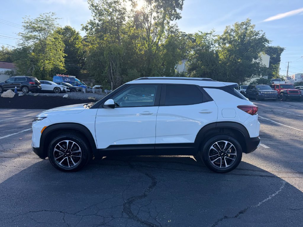 Used 2025 Chevrolet TrailBlazer LT AWD/4WD image 2