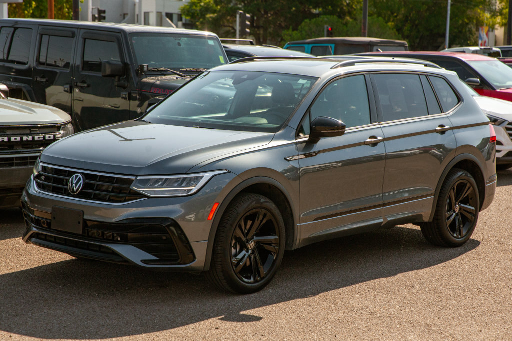 Used 2023 Volkswagen Tiguan SE R-Line FWD image 9
