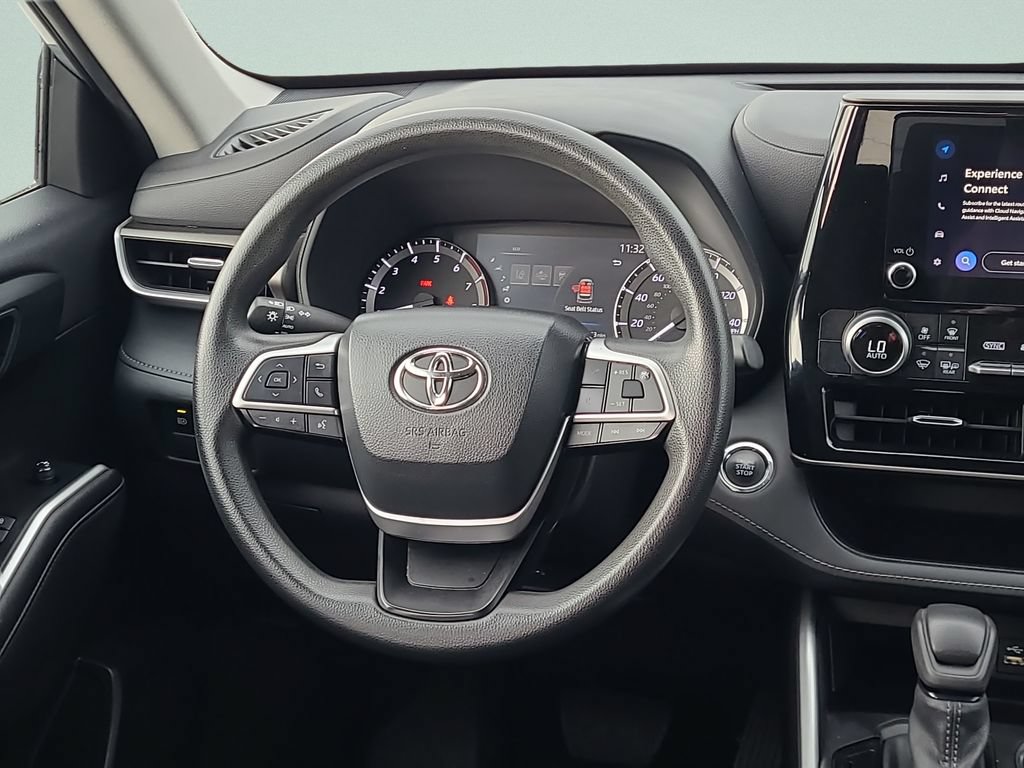 Used 2023 Toyota Highlander L FWD image 12