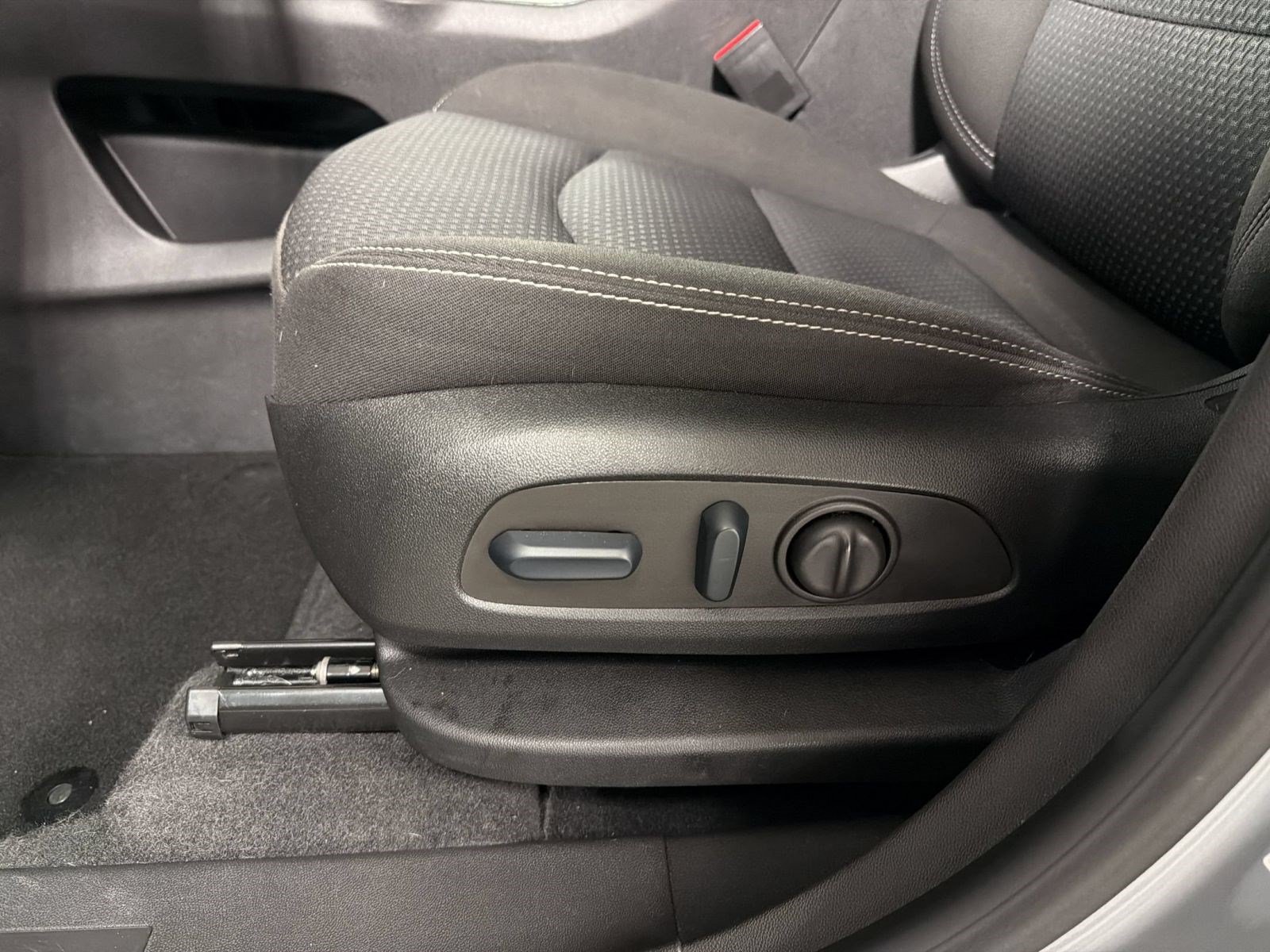 Used 2023 GMC Terrain SLE w/ Driver Convenience Package FWD image 13