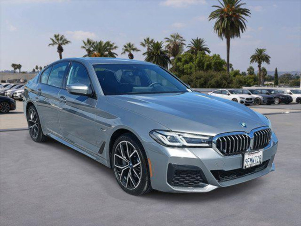 Used 2023 BMW 530e w/ M Sport Package RWD image 3