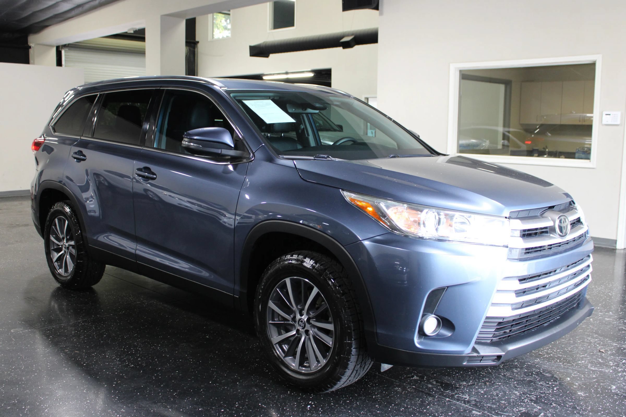 Used 2019 Toyota Highlander XLE FWD image 1