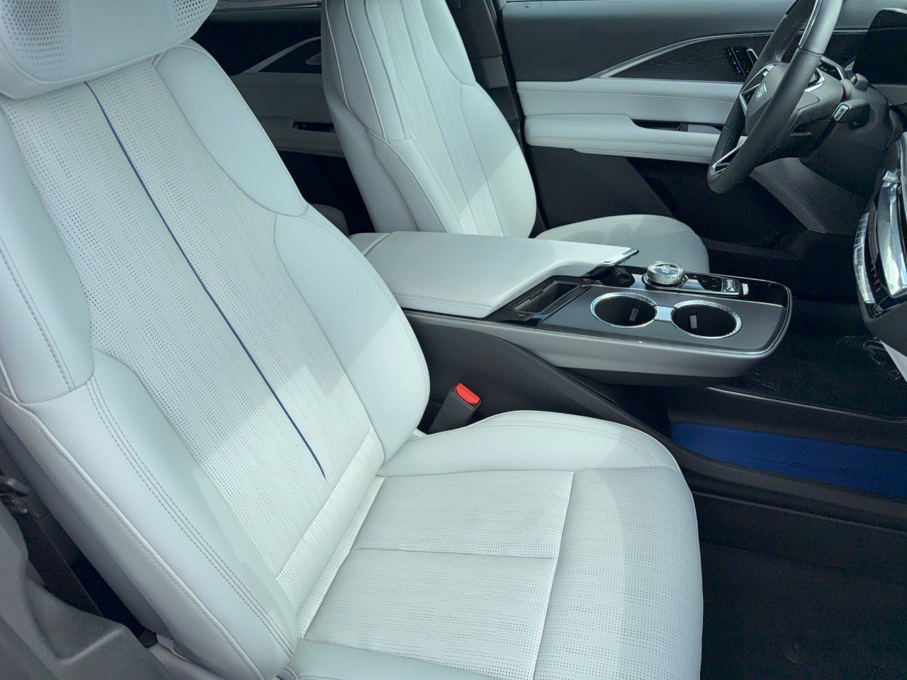 Used 2024 Cadillac Lyriq Luxury RWD image 30