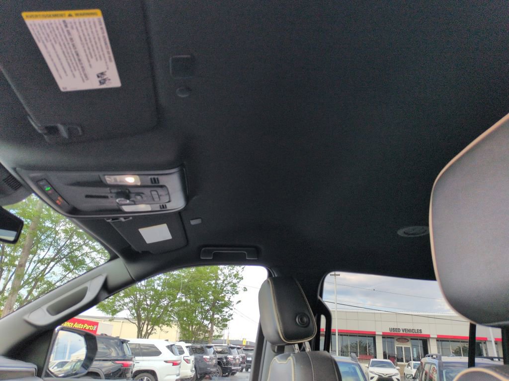 Used 2023 Chevrolet Suburban Premier AWD/4WD image 21