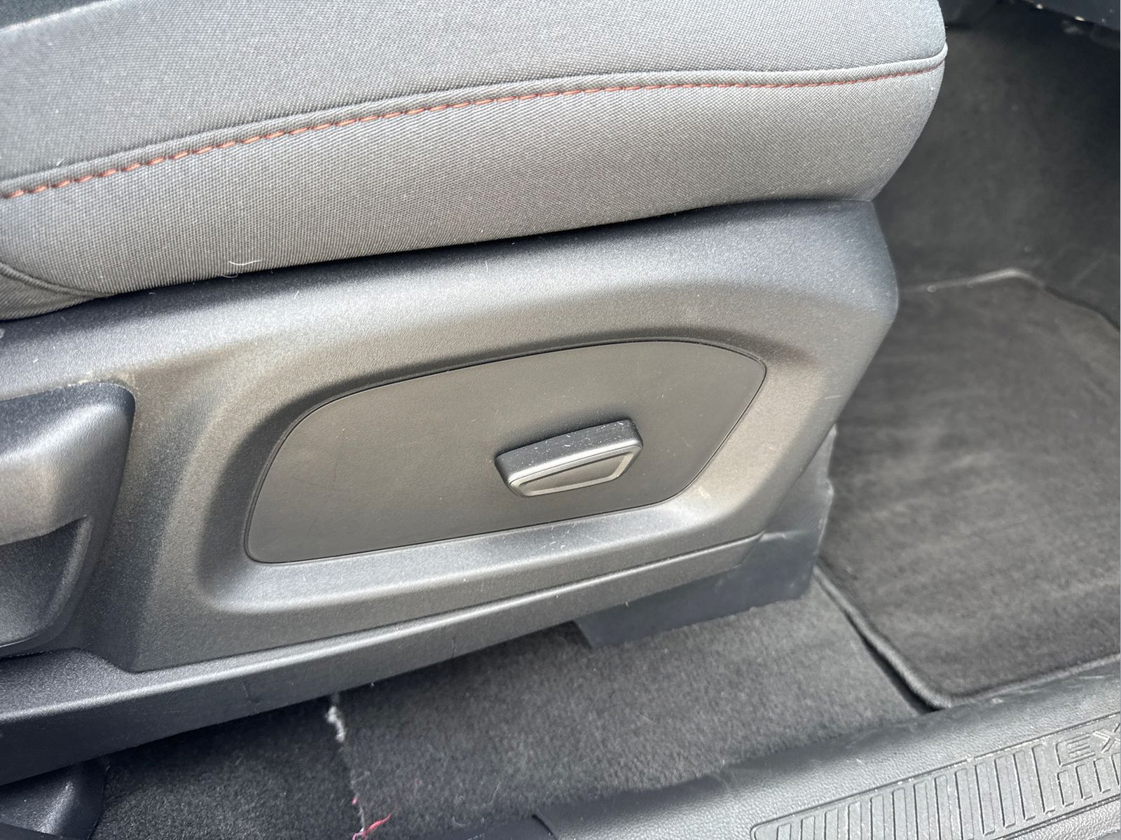 Used 2025 Ford Explorer Active RWD image 38