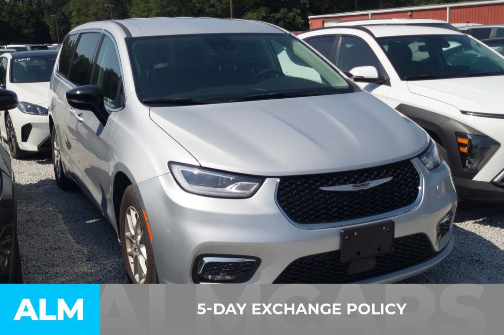 Used 2024 Chrysler Pacifica Touring-L FWD image 3