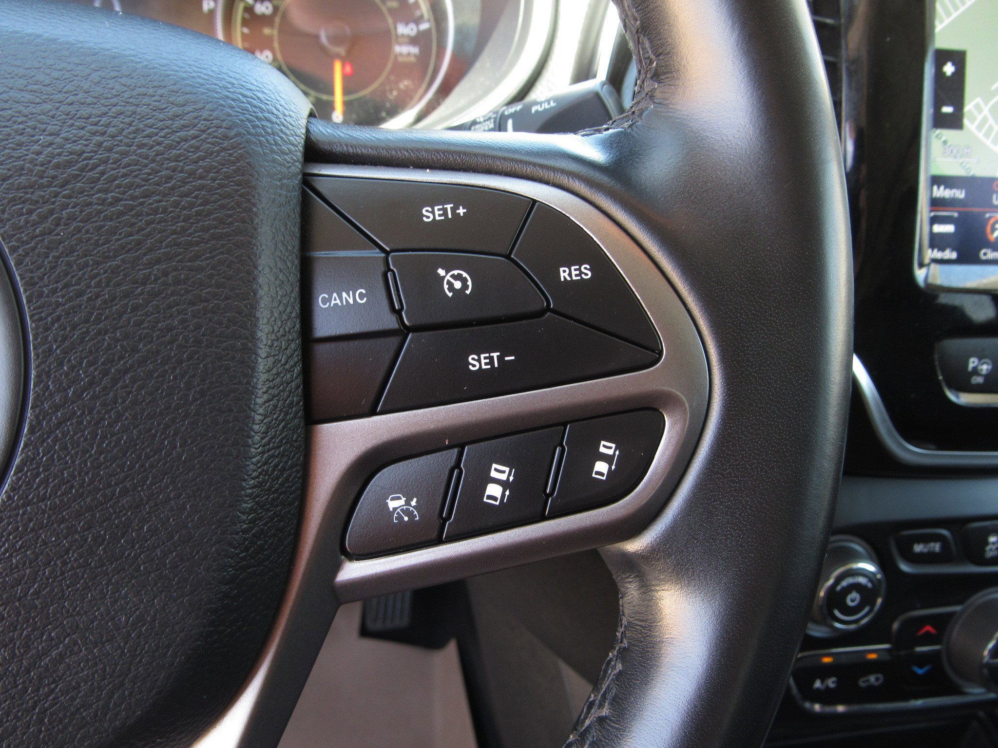 Used 2021 Jeep Cherokee Limited w/ Elite Package AWD/4WD image 27