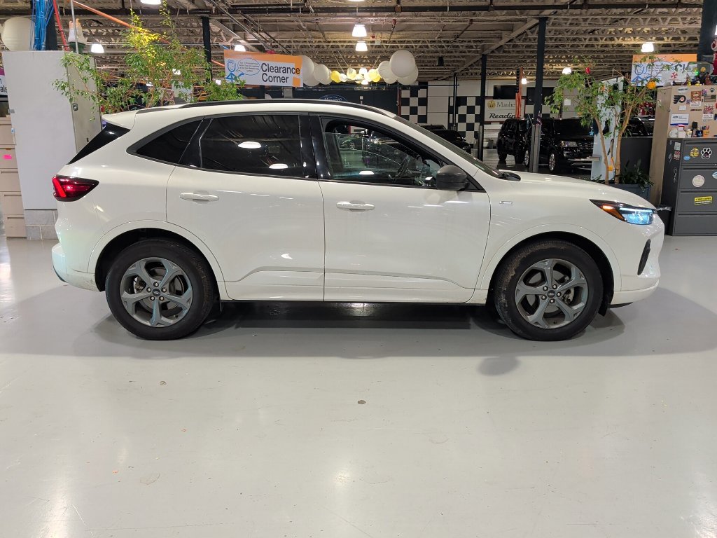 Used 2023 Ford Escape ST-Line w/ Tech Pack #1 AWD/4WD image 9