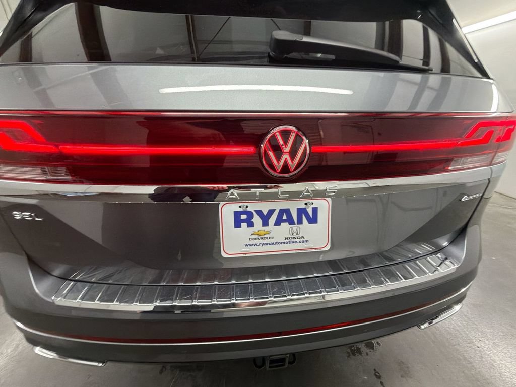 Used 2024 Volkswagen Atlas SEL Premium R-Line AWD/4WD image 33