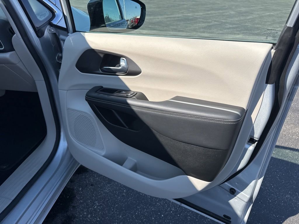 Used 2024 Chrysler Pacifica Touring-L image 48