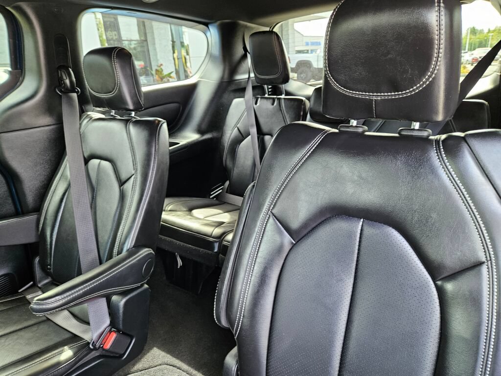 Used 2025 Chrysler Pacifica Select FWD image 16